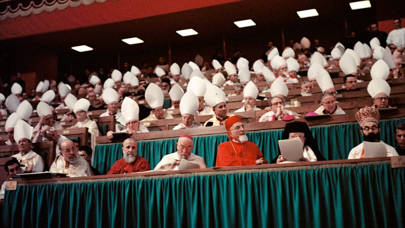 Color photography of the Tribune with Council Fathers and Gallery of Secretaries. Attendees' names unlisted.
